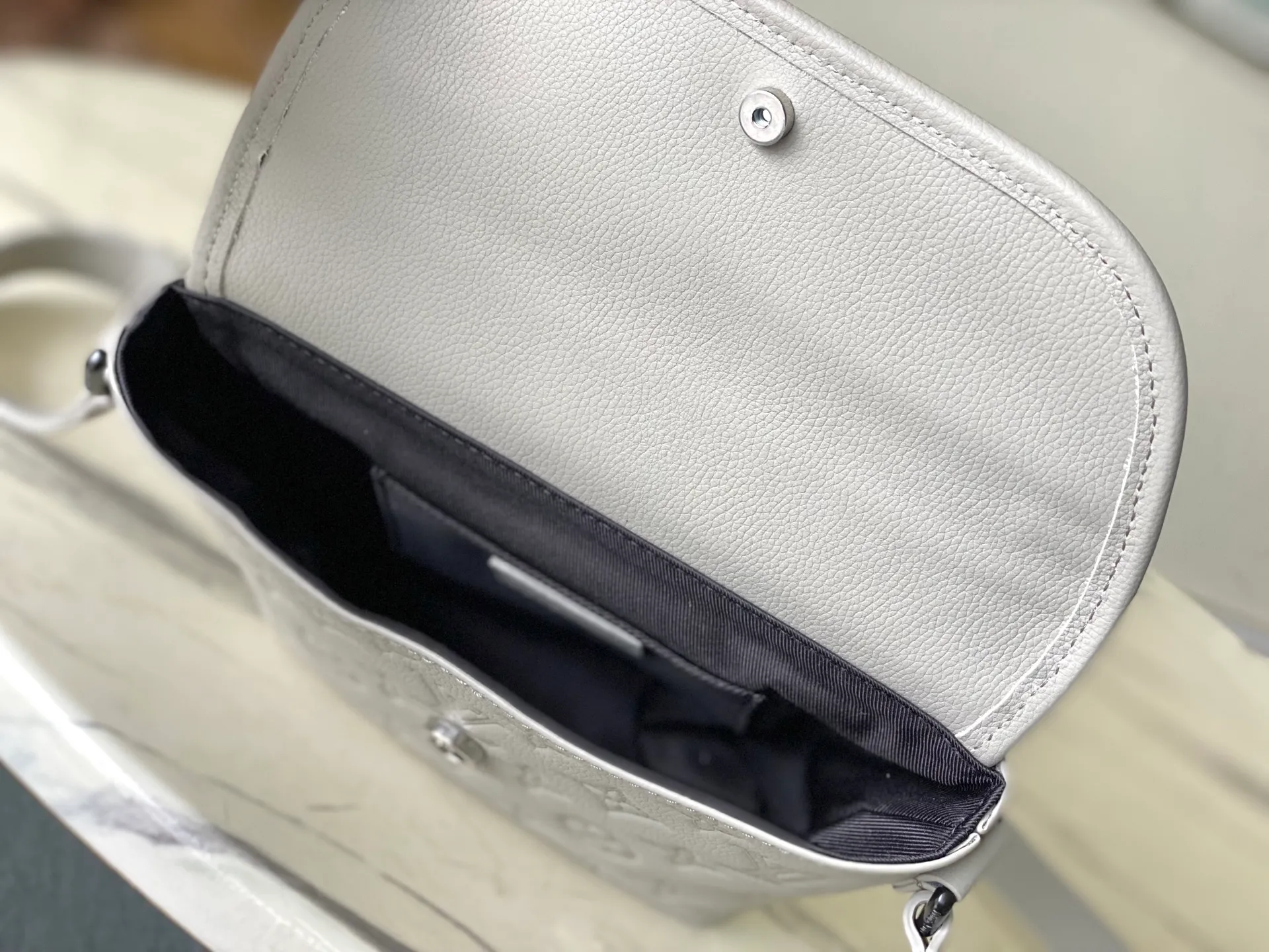 💰880 (top-grain leather) top original order M14794 This Pulse mini handbag is made of Monogram Shadow embossed cow leather dip-dyed in a modern new color, with a soft texture that upgrades the elegant structure and comfortable carrying experience. Metal hardware and zippers on the flap pocket subtly accentuate the bag's pattern, and the adjustable shoulder strap offers shoulder and cross-body options. Dimensions: 22.5 × 16 × 5 cm