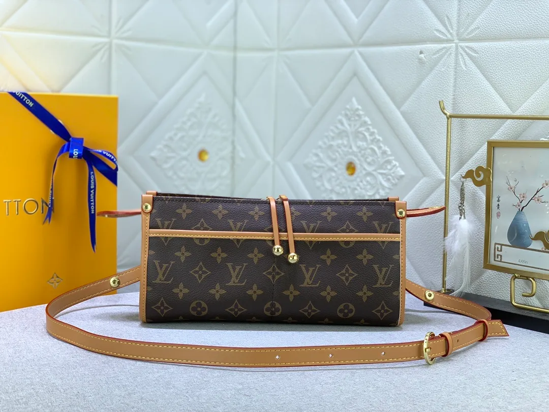 All Categories Official Website "Brand Women's Bags" Women's Bags 💙 LV Upgraded Original Medieval Series Crossbody Triangle Gold Ball Popincourt Crossbody Triangle Gold Ball Bag, the same style as Tang Yan, the medieval design is super stylish, no matter how you wear it, it is a fashionable tool, the capacity is very powerful, almost all daily necessities can be accommodated, the interior is made of high-grade brown cloth, and the two gold balls on the bag are really cute