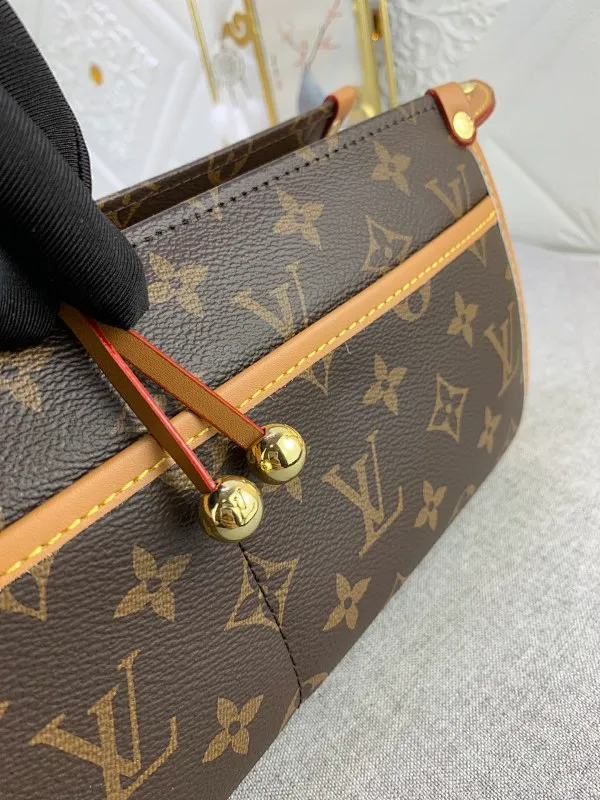 All Categories Official Website "Brand Women's Bags" Women's Bags 💙 LV Upgraded Original Medieval Series Crossbody Triangle Gold Ball Popincourt Crossbody Triangle Gold Ball Bag, the same style as Tang Yan, the medieval design is super stylish, no matter how you wear it, it is a fashionable tool, the capacity is very powerful, almost all daily necessities can be accommodated, the interior is made of high-grade brown cloth, and the two gold balls on the bag are really cute