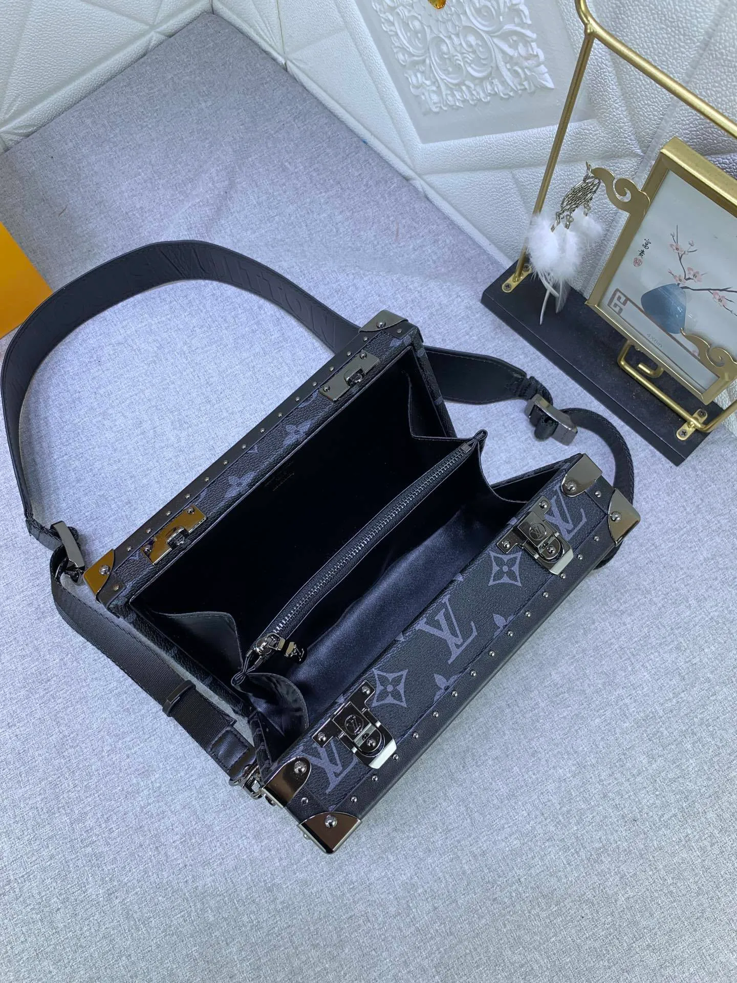 All Categories Official Website "Brand Women's Bags" Women's Bags 💙 LV Upgraded Original 2019 Spring and Summer Show New Small Luggage The design is inspired by small suitcases. The square shape, exquisite workmanship and personalized design can stand the test of time. Unisex style. Fully hand-nailed. Solid wood base. Full steel hardware. Lambskin lining. Can be worn cross-body. Adjustable shoulder straps.