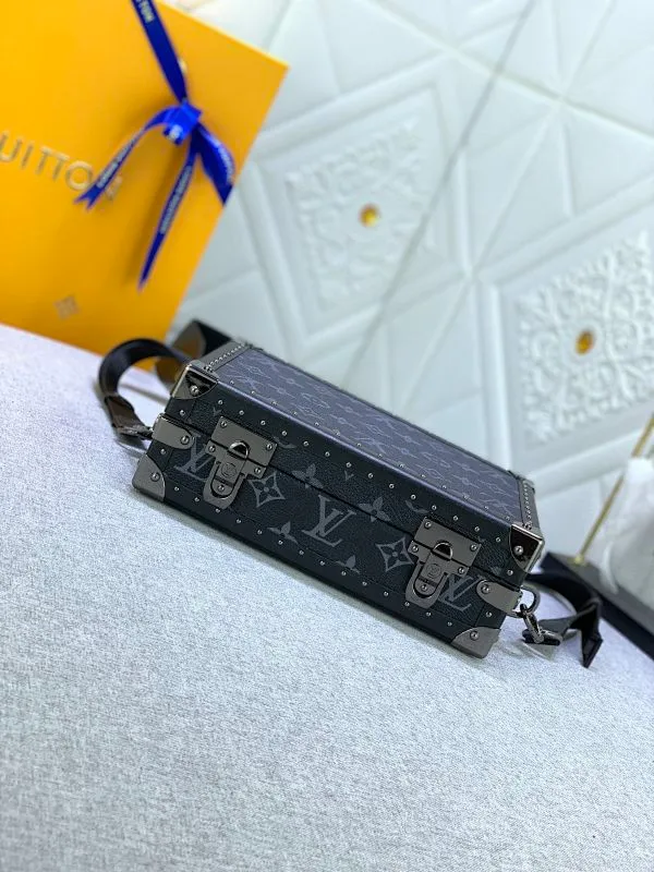 All Categories Official Website "Brand Women's Bags" Women's Bags 💙 LV Upgraded Original 2019 Spring and Summer Show New Small Luggage The design is inspired by small suitcases. The square shape, exquisite workmanship and personalized design can stand the test of time. Unisex style. Fully hand-nailed. Solid wood base. Full steel hardware. Lambskin lining. Can be worn cross-body. Adjustable shoulder straps.
