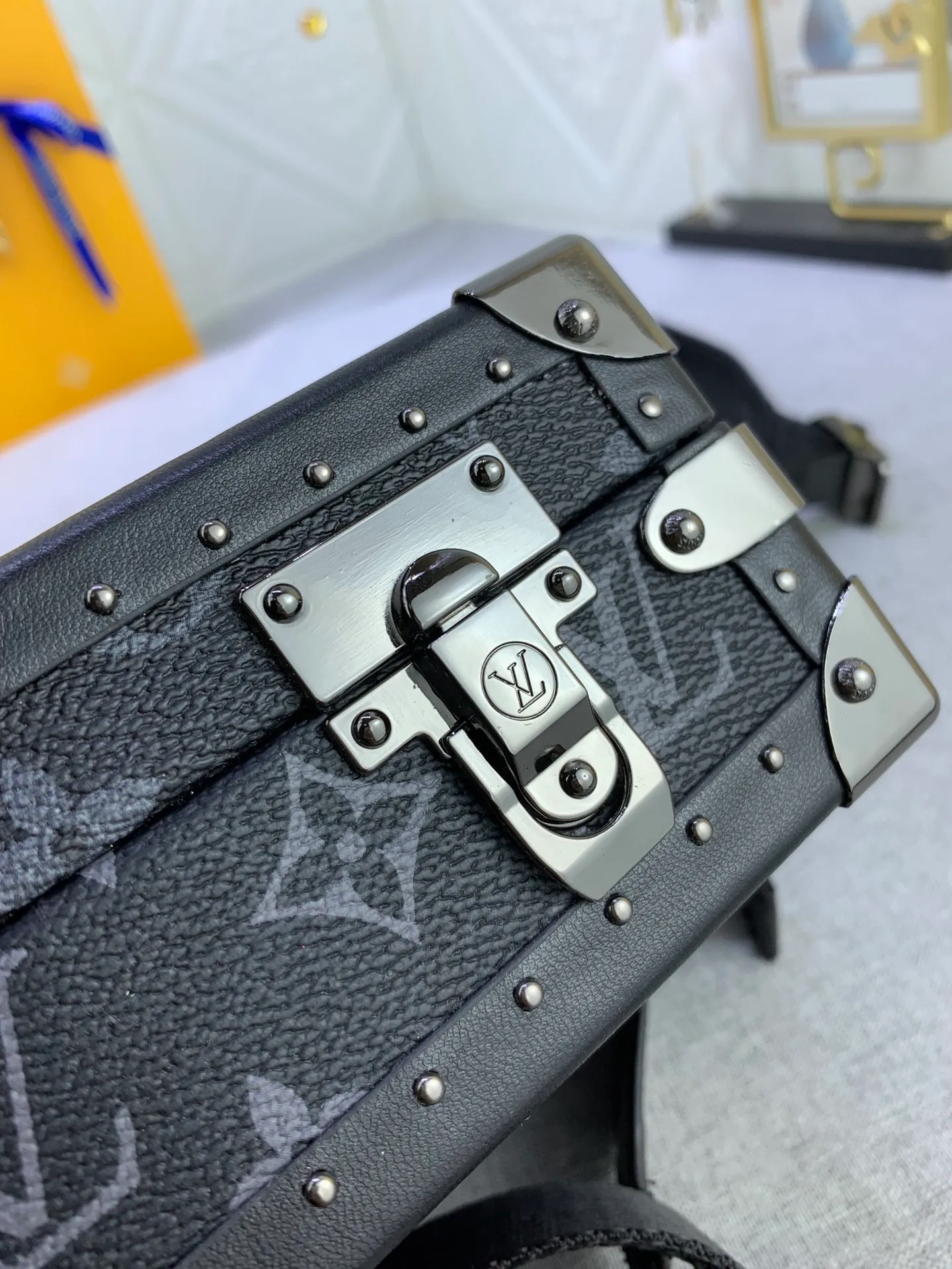 All Categories Official Website "Brand Women's Bags" Women's Bags 💙 LV Upgraded Original 2019 Spring and Summer Show New Small Luggage The design is inspired by small suitcases. The square shape, exquisite workmanship and personalized design can stand the test of time. Unisex style. Fully hand-nailed. Solid wood base. Full steel hardware. Lambskin lining. Can be worn cross-body. Adjustable shoulder straps.
