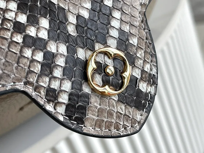 All Categories 💚 Authentic Grade Bags 💚 LV 2026 New LV Top Replica Crossbody Shoulder Bag