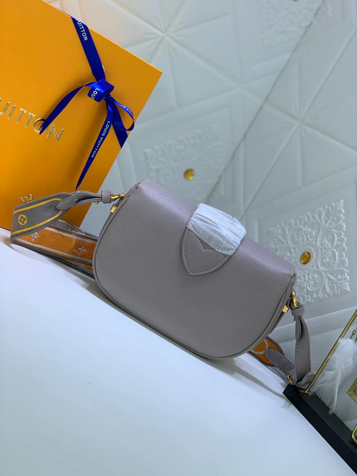 All Categories Official Website "Brand Women's Bags" Women's Bags 💙 LV Pont9 pebbled messenger bag LV PONT 9 SOF, injects an elegant atmosphere with the LV Circle logo derived from the brand archives. Monogram flower clusters are hidden under the flap, and Monogram flowers bloom on the shoulder straps. Medium size 25x17.5