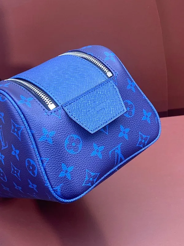 All categories Official website "Brand Women's Bags" Women's Bags 💙 LV 2025 new LV toiletry bag