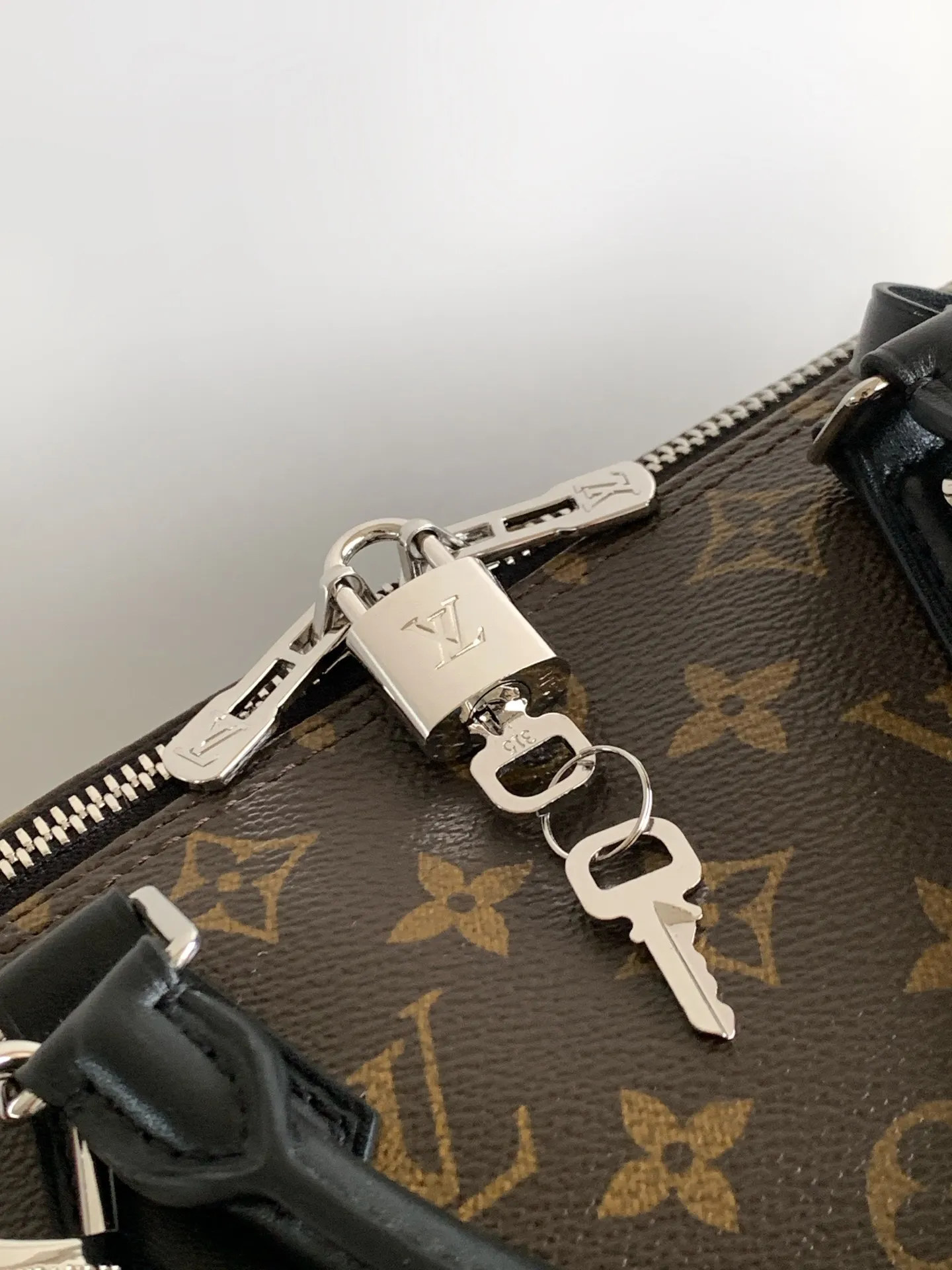 All categories Official website "Brand Women's Bags" Women's Bags 💙 LV 2026 new LV hand-held crossbody bag
