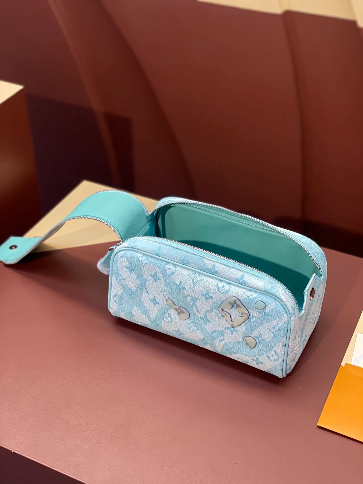 All categories Official website "Brand Women's Bags" Women's Bags 💙 LV 2025 new LV toiletry bag