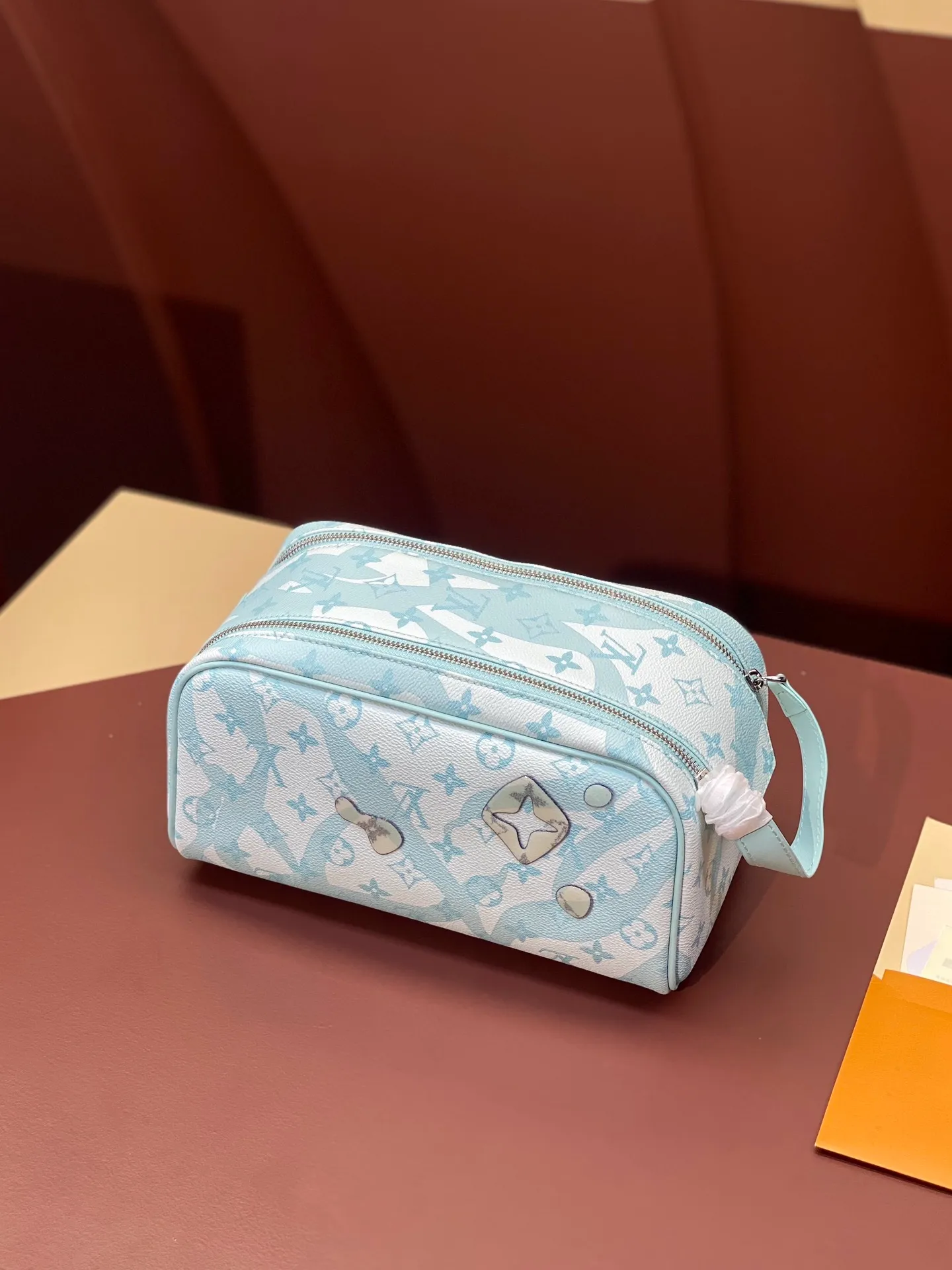 All categories Official website "Brand Women's Bags" Women's Bags 💙 LV 2025 new LV toiletry bag