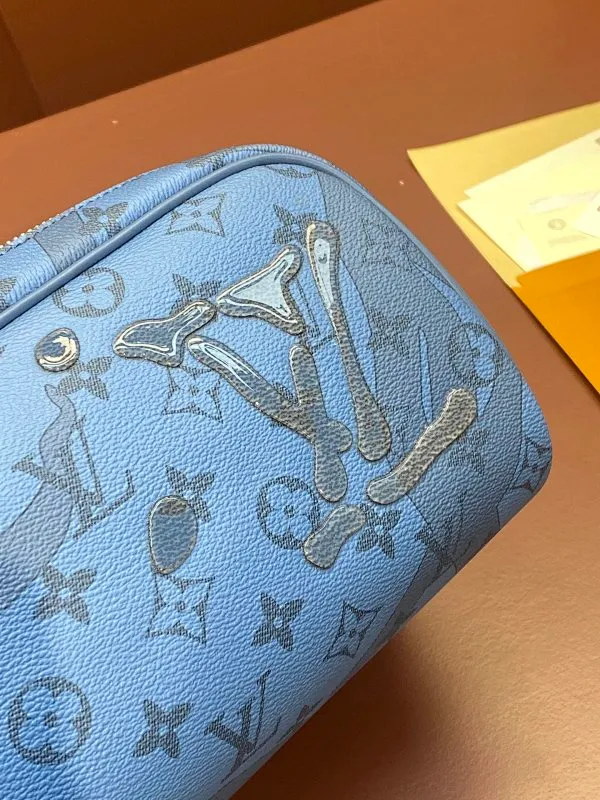 All categories Official website "Brand Women's Bags" Women's Bags 💙 LV 2025 new LV toiletry bag