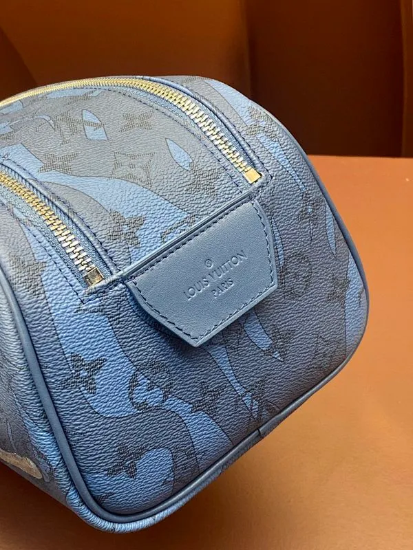 All categories Official website "Brand Women's Bags" Women's Bags 💙 LV 2025 new LV toiletry bag