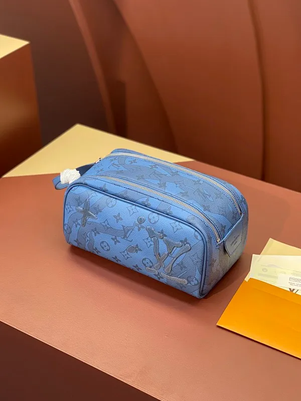All categories Official website "Brand Women's Bags" Women's Bags 💙 LV 2025 new LV toiletry bag