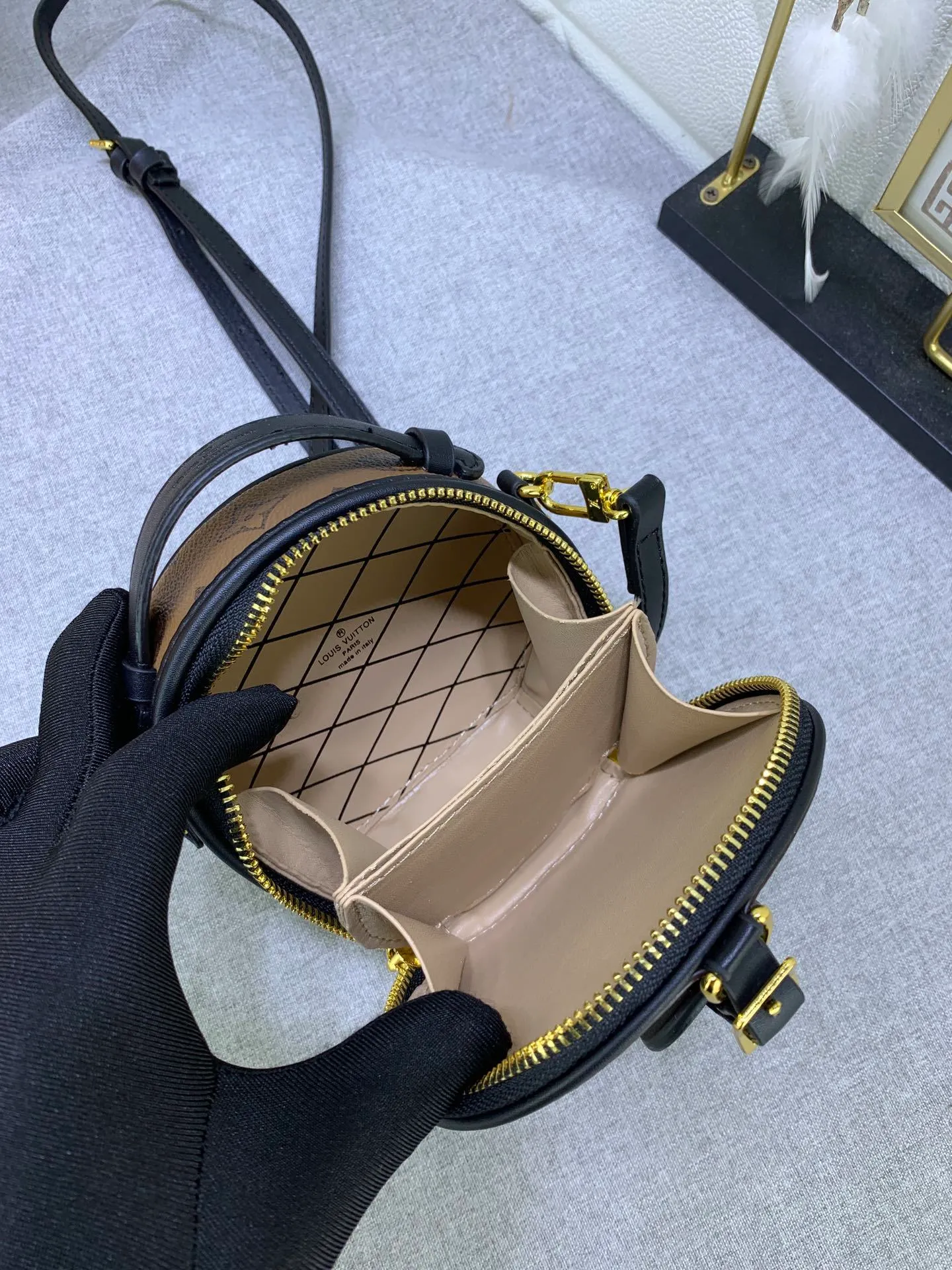 All Categories Official Website "Brand Women's Bags" Women's Bags 💙 LV MMmini Boite Chapeau handbag is made of Monogram coated canvas and decorated with Malletage quilted lining, paying tribute to the brand's traditional details. The zip opens to reveal a sophisticated interior with a large accordion compartment. Detachable shoulder strap allows for a shoulder-wearing experience. size