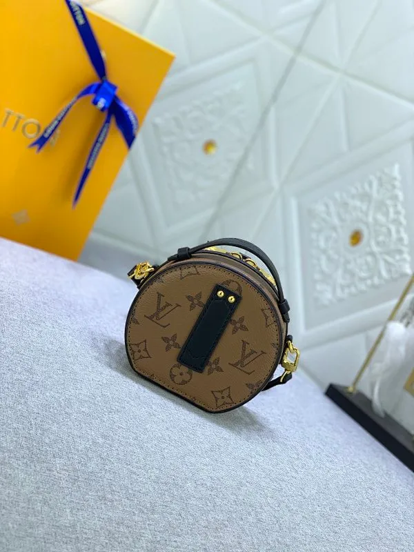 All Categories Official Website "Brand Women's Bags" Women's Bags 💙 LV MMmini Boite Chapeau handbag is made of Monogram coated canvas and decorated with Malletage quilted lining, paying tribute to the brand's traditional details. The zip opens to reveal a sophisticated interior with a large accordion compartment. Detachable shoulder strap allows for a shoulder-wearing experience. size