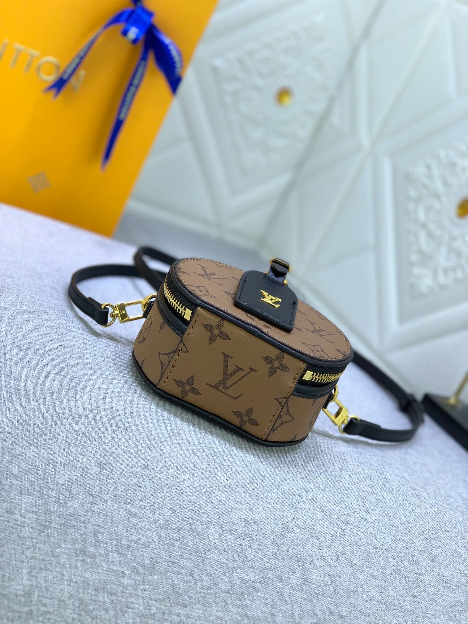All Categories Official Website "Brand Women's Bags" Women's Bags 💙 LV MMmini Boite Chapeau handbag is made of Monogram coated canvas and decorated with Malletage quilted lining, paying tribute to the brand's traditional details. The zip opens to reveal a sophisticated interior with a large accordion compartment. Detachable shoulder strap allows for a shoulder-wearing experience. size