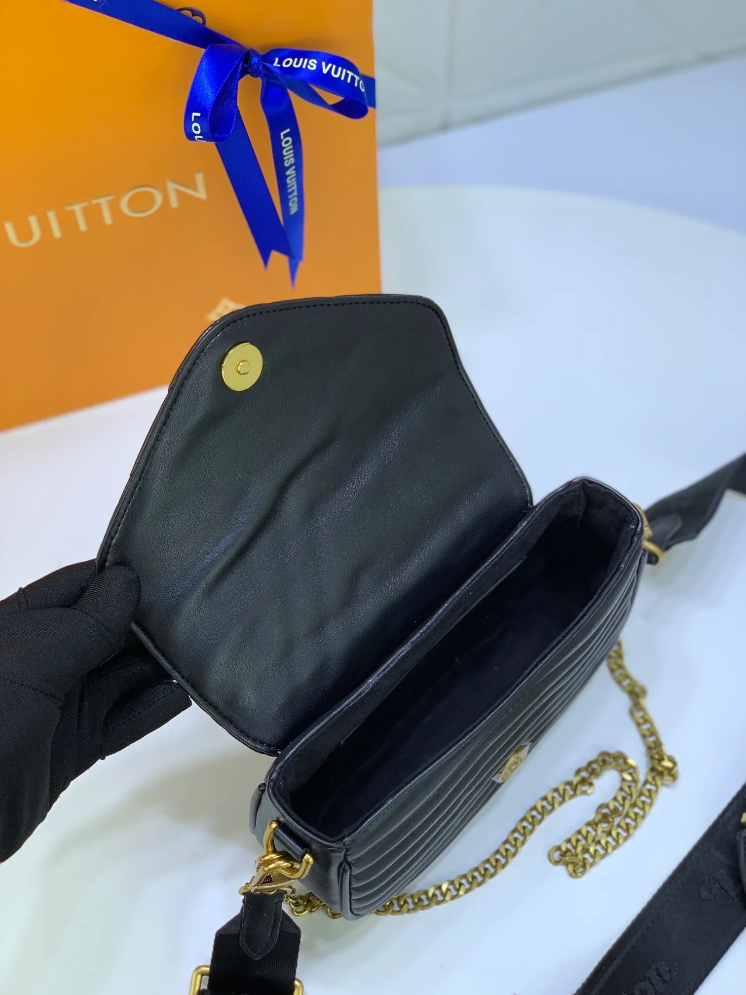 All Categories Official Website "Brand Women's Bags" Women's Bags 💙 LV Upgraded Original Multi Pochette New Wave handbags are made of smooth and soft quilted calf leather, dynamic design, adjustable shoulder straps, distressed gold metal accessories, bronze gold chain inscriptions and striped jacquard shoulder straps, etc. Provide multiple carrying methods, the coin-shaped round bag on the shoulder strap can be