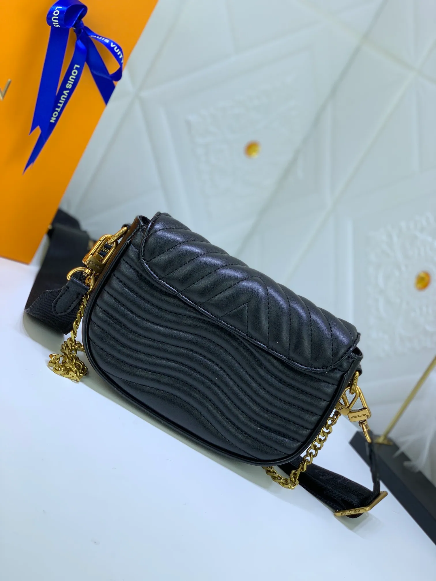 All Categories Official Website "Brand Women's Bags" Women's Bags 💙 LV Upgraded Original Multi Pochette New Wave handbags are made of smooth and soft quilted calf leather, dynamic design, adjustable shoulder straps, distressed gold metal accessories, bronze gold chain inscriptions and striped jacquard shoulder straps, etc. Provide multiple carrying methods, the coin-shaped round bag on the shoulder strap can be