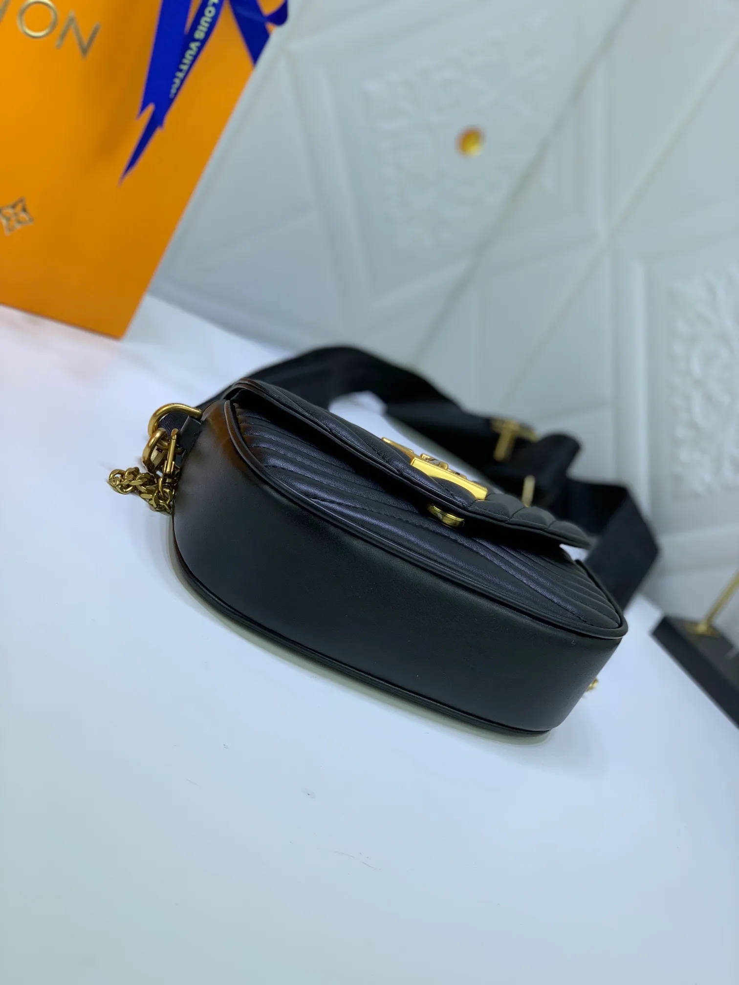 All Categories Official Website "Brand Women's Bags" Women's Bags 💙 LV Upgraded Original Multi Pochette New Wave handbags are made of smooth and soft quilted calf leather, dynamic design, adjustable shoulder straps, distressed gold metal accessories, bronze gold chain inscriptions and striped jacquard shoulder straps, etc. Provide multiple carrying methods, the coin-shaped round bag on the shoulder strap can be
