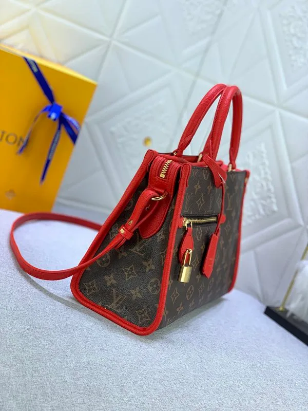 All categories Official website "Brand Women's Bags" Women's Bags 💙 LV upgrades the original Popincourt handbag with a fashionable new attitude. This contemporary tote in single-frame canvas and natural leather trim offers effortless style and impeccable functionality. Size: 32-21-13cm