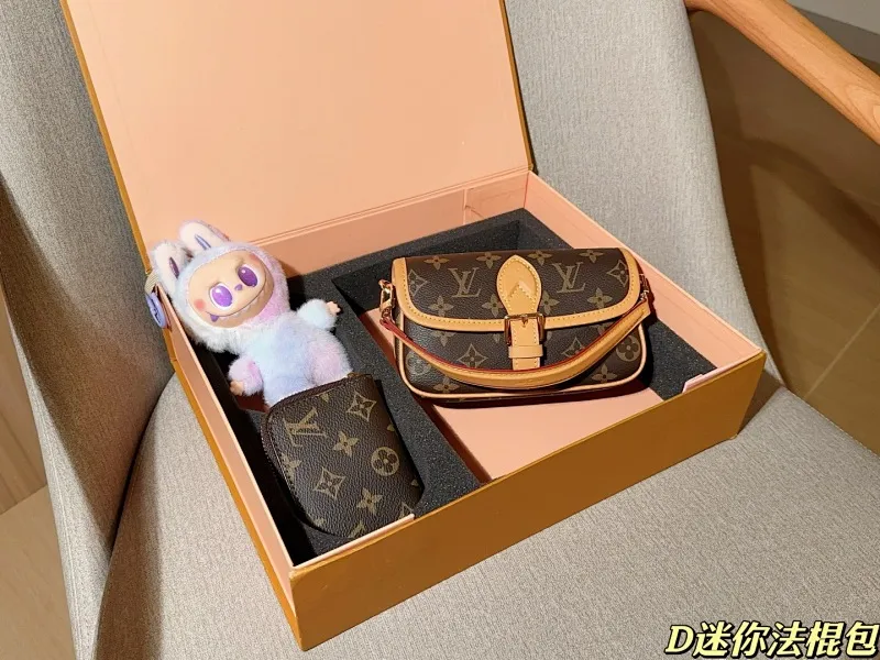 All categories Official website "Brand Women's Bags" Women's Bags 💙 LV 2025 new LV box mini baguette bag