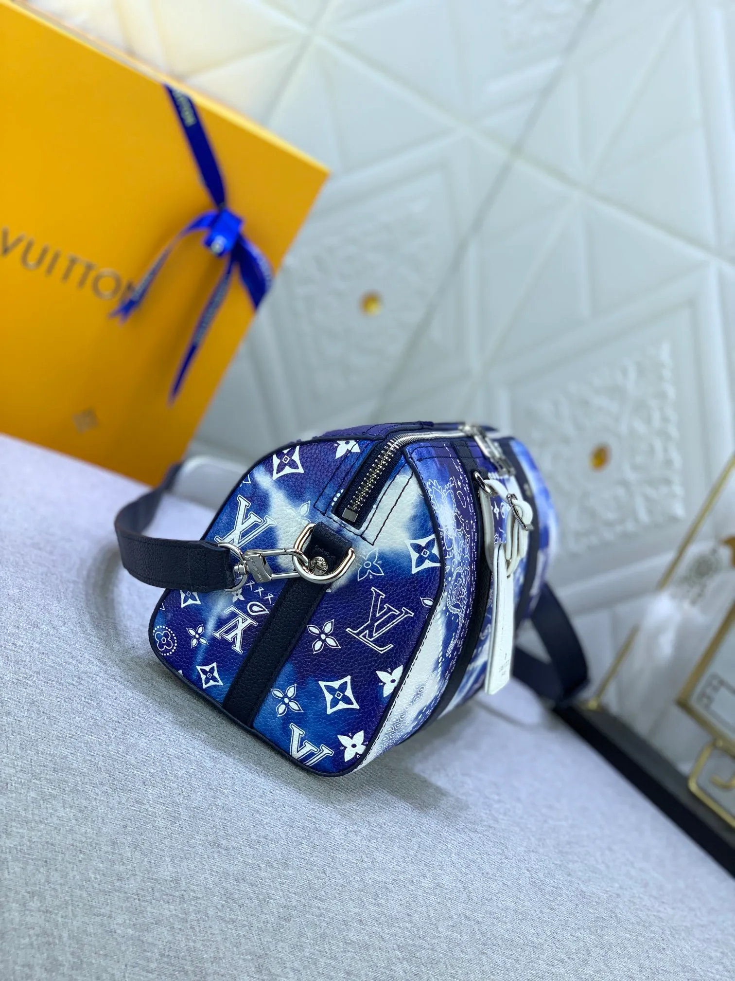 All categories Official website "Brand Women's Bags" Women's Bags 💙 LV's City Keepall handbag shows the calmness and elegance of the Monogram Bandana print. The calfskin body is combined with leather trim and a leather nameplate, and the zipped main compartment is lined with fabric. The shoulder straps are adjustable. Dimensions: 27 x 17 x 13 cm
