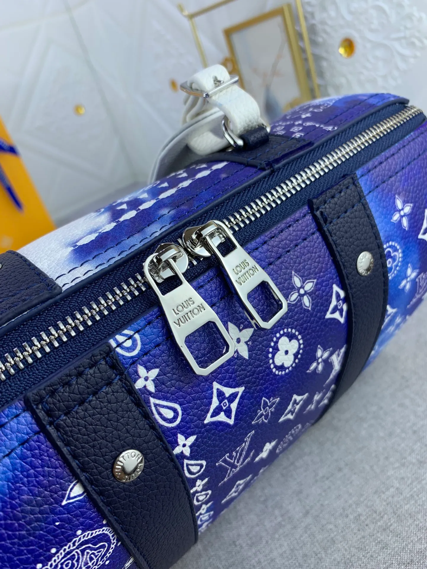 All categories Official website "Brand Women's Bags" Women's Bags 💙 LV's City Keepall handbag shows the calmness and elegance of the Monogram Bandana print. The calfskin body is combined with leather trim and a leather nameplate, and the zipped main compartment is lined with fabric. The shoulder straps are adjustable. Dimensions: 27 x 17 x 13 cm