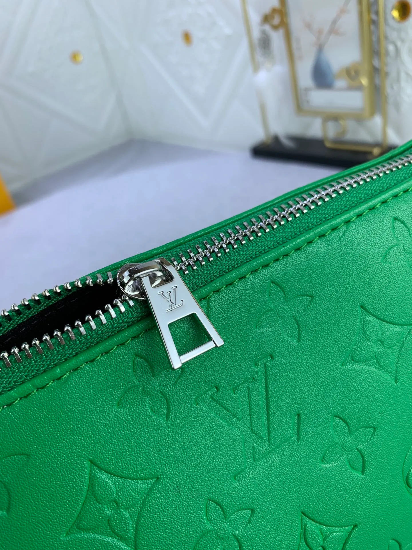 All categories Official website "Brand Women's Bags" Women's Bags 💙 LV Coussin BB handbags made a splash at the 2021 spring and summer fashion show. Monogram embossed puffy sheepskin creates a pillow-shaped structure that brings an edgy edge to a simple design. It can be worn cross-body using the shoulder strap or transformed into a chain baguette bag, or can be carried under the arm. Detailed features 20 x 16