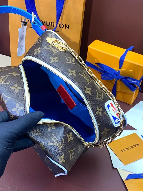 All categories Official website "Brand Women's Bags" Women's Bags 💙 LV 2025 new LV toiletry bag