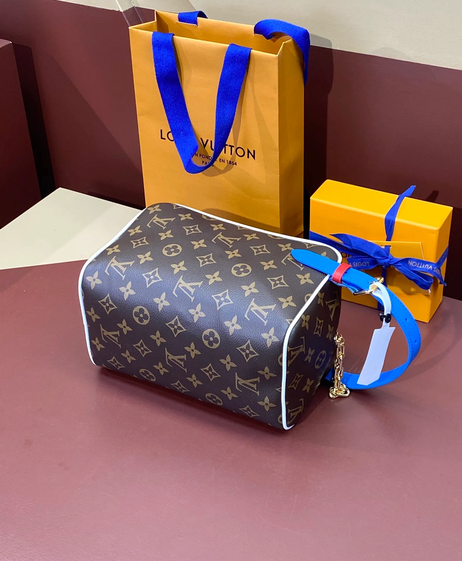 All categories Official website "Brand Women's Bags" Women's Bags 💙 LV 2025 new LV toiletry bag