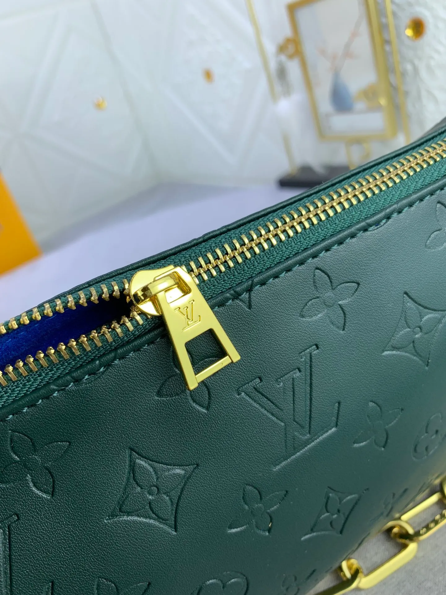 All categories Official website "Brand Women's Bags" Women's Bags 💙 LV Coussin BB handbags made a splash at the 2021 spring and summer fashion show. Monogram embossed puffy sheepskin creates a pillow-shaped structure that brings an edgy edge to a simple design. It can be worn cross-body using the shoulder strap or transformed into a chain baguette bag, or can be carried under the arm. Detailed features 20 x 16
