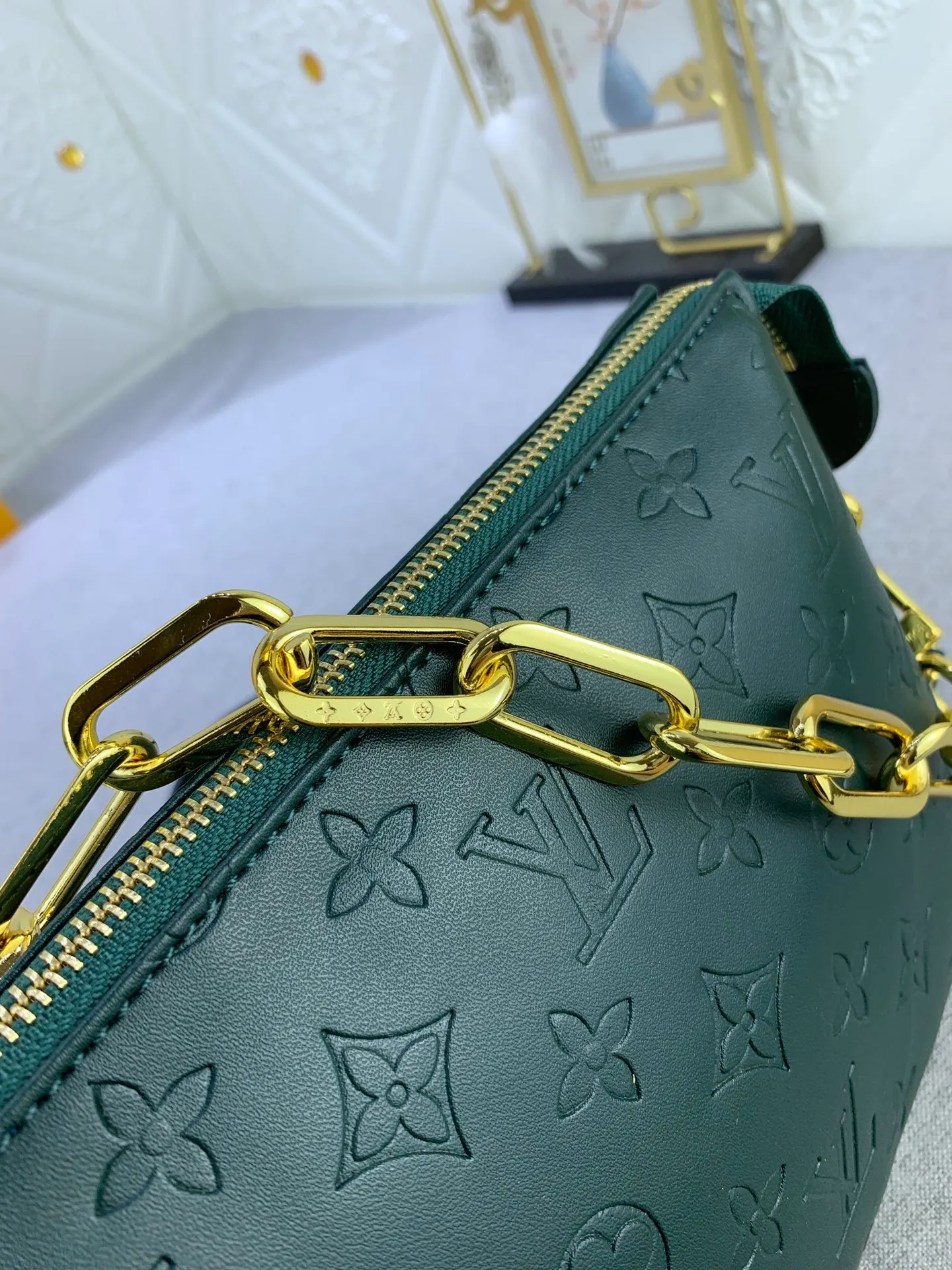 All categories Official website "Brand Women's Bags" Women's Bags 💙 LV Coussin BB handbags made a splash at the 2021 spring and summer fashion show. Monogram embossed puffy sheepskin creates a pillow-shaped structure that brings an edgy edge to a simple design. It can be worn cross-body using the shoulder strap or transformed into a chain baguette bag, or can be carried under the arm. Detailed features 20 x 16