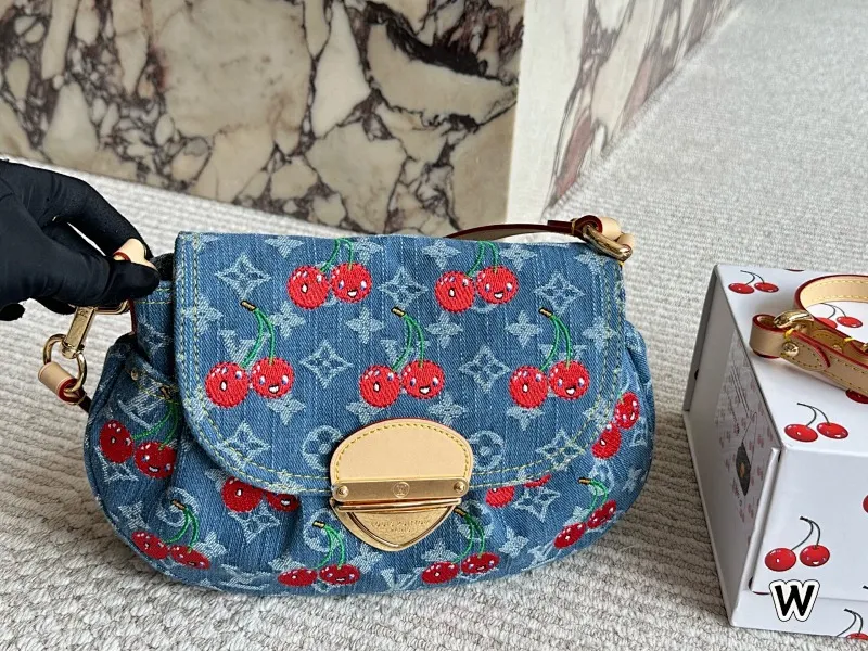 All categories Official website "Brand Women's Bags" Women's Bags 💙 LV 2025 new LV armpit bag