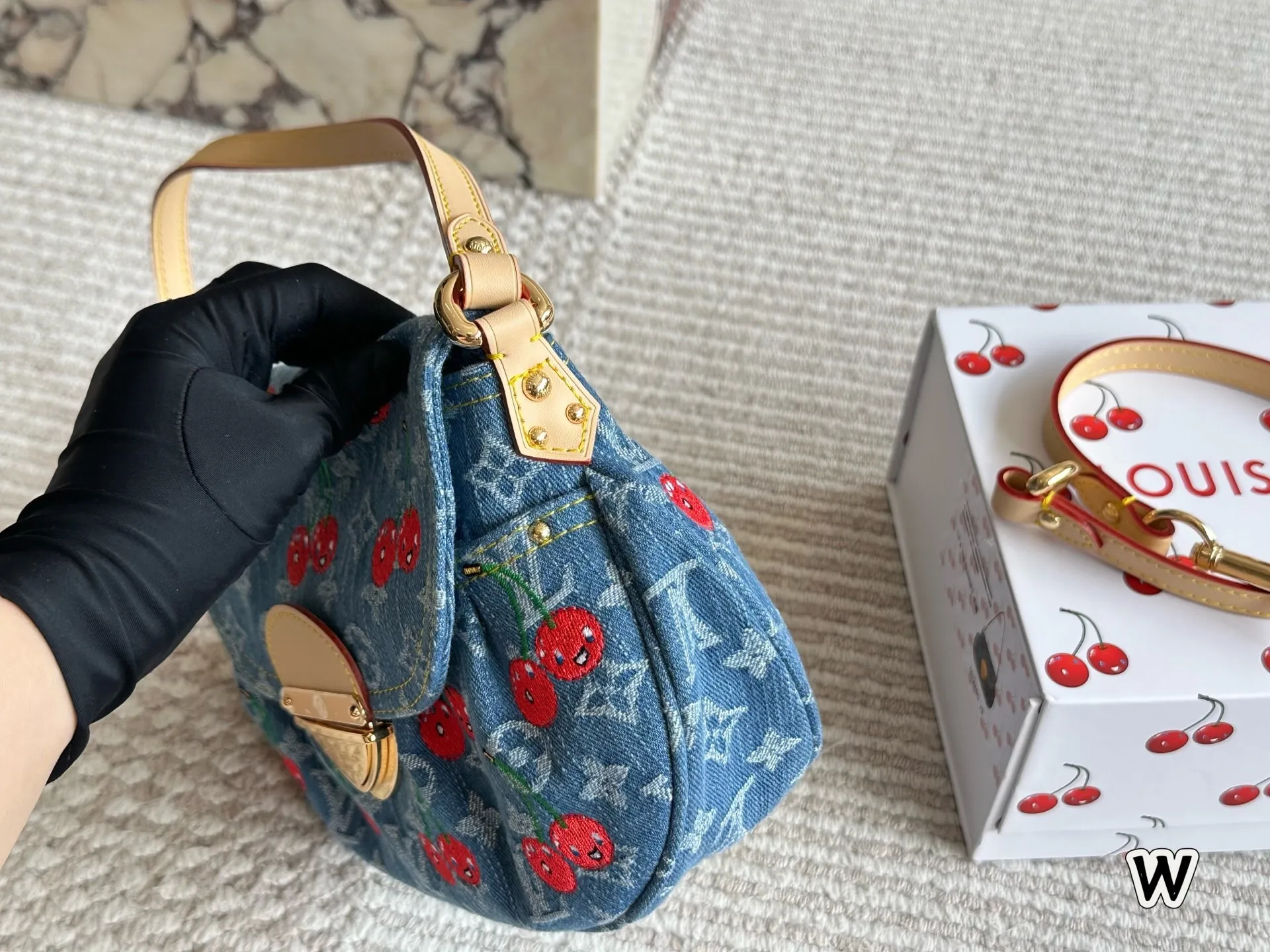 All categories Official website "Brand Women's Bags" Women's Bags 💙 LV 2025 new LV armpit bag