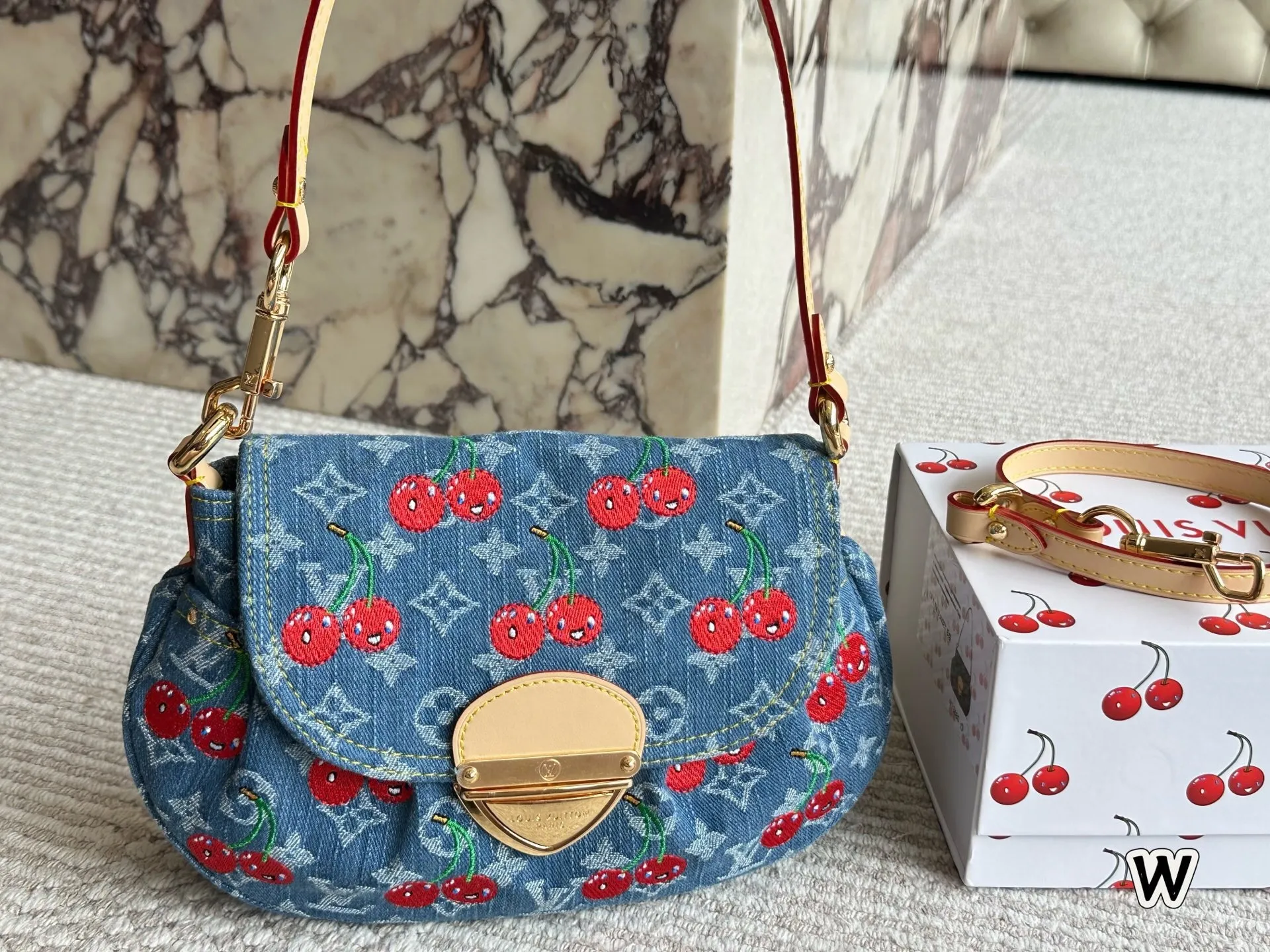 All categories Official website "Brand Women's Bags" Women's Bags 💙 LV 2025 new LV armpit bag