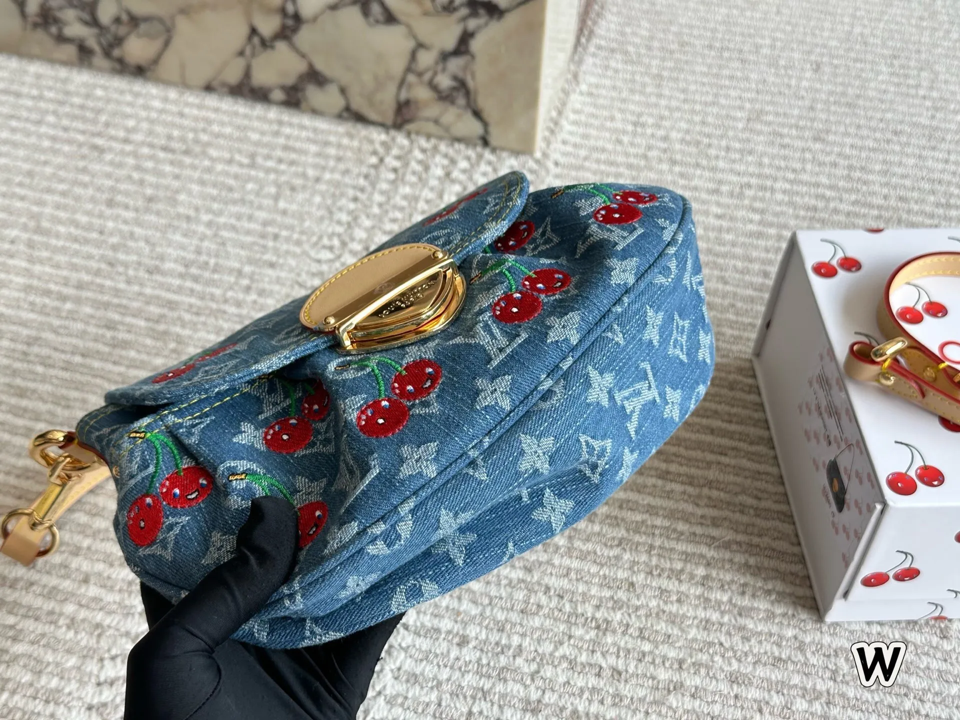 All categories Official website "Brand Women's Bags" Women's Bags 💙 LV 2025 new LV armpit bag