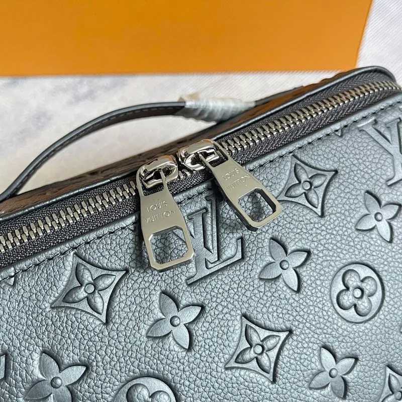 All categories Official website "Brand Women's Bags" Women's Bags 💙 LV 2026 new LV toiletry bag