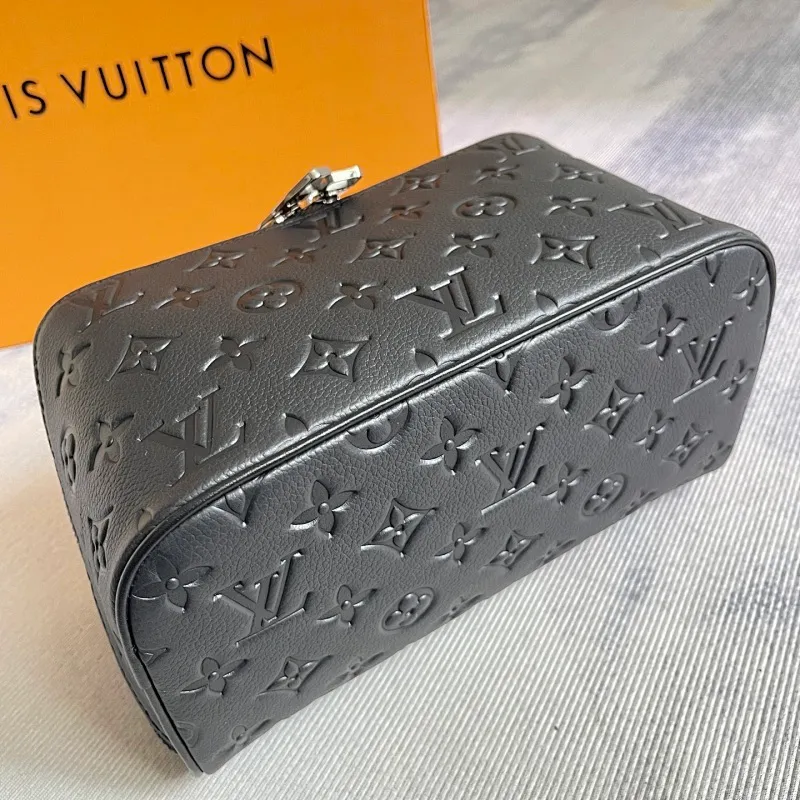 All categories Official website "Brand Women's Bags" Women's Bags 💙 LV 2026 new LV toiletry bag