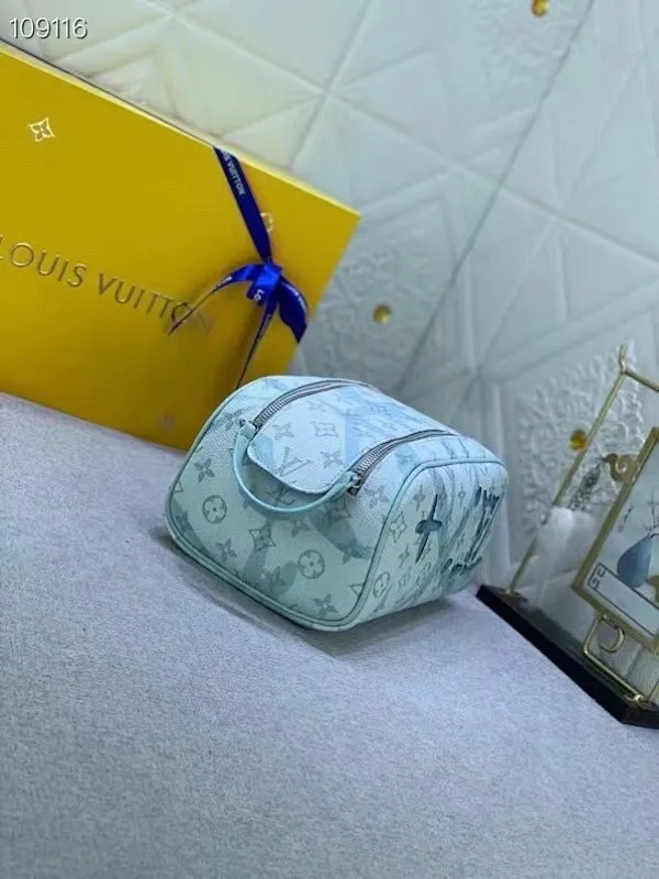 All categories Official website "Brand Women's Bags" Women's Bags 💙 LV 2025 new LV toiletry bag