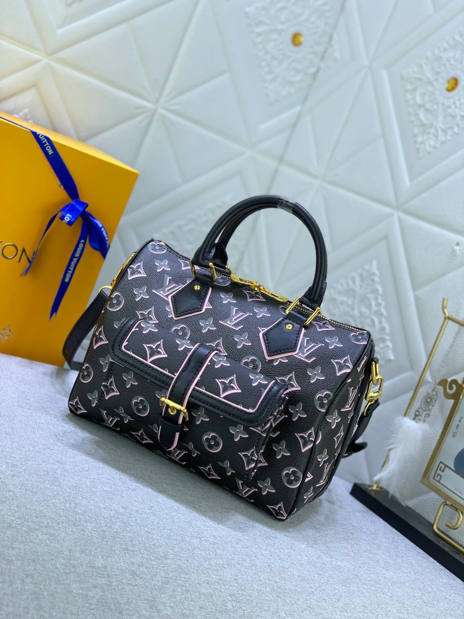 All Categories Official Website "Brand Women's Bags" Women's Bags 💙 LV (new silk screen pillow bag) The compact SPEEDY BANDOULIÈRE 25 handbag reshapes its elegant silhouette, outer pockets and gold buckles. The miniature monogram pattern and leather trim on the canvas evoke the House's historical design codes, as does the rolled leather handle and engraved padlock. an adjustable and