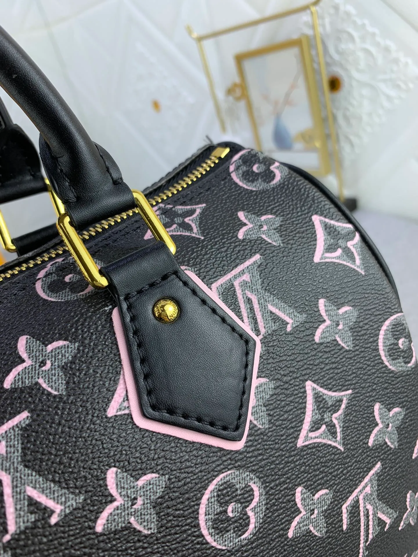 All Categories Official Website "Brand Women's Bags" Women's Bags 💙 LV (new silk screen pillow bag) The compact SPEEDY BANDOULIÈRE 25 handbag reshapes its elegant silhouette, outer pockets and gold buckles. The miniature monogram pattern and leather trim on the canvas evoke the House's historical design codes, as does the rolled leather handle and engraved padlock. an adjustable and