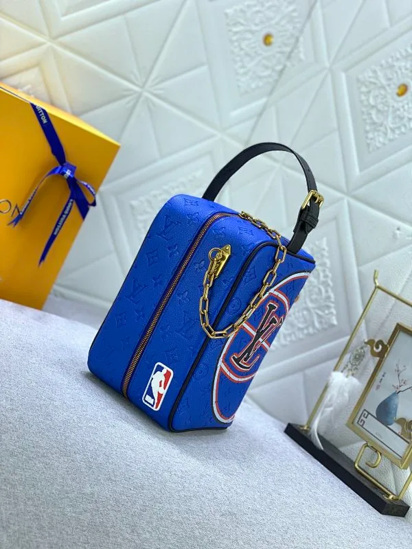 All Categories Official Website "Brand Women's Bags" Women's Bags 💙 LV Dopp Kit Toilet Bag is made of Monogram embossed Taurillon leather, and the full leather embossed NBA Toilet Bag Clutch Box Bag is embellished with a large LV basketball logo and a classic NBA logo patch, witnessing the joint creativity of Louis Vuitton and the NBA.