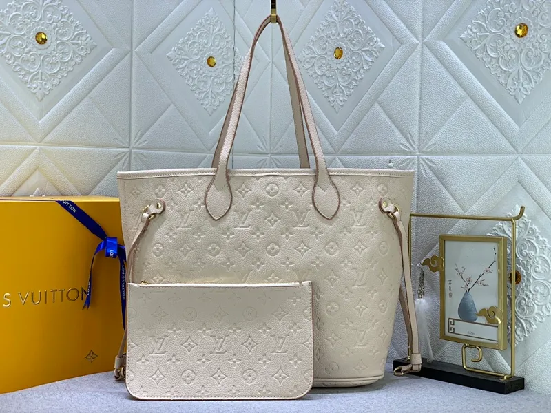 All Categories Official Website "Brand Women's Bags" Women's Bags 💙 LV upgraded original version, the Neverfull medium handbag is made of Monogram Empreinte embossed leather, using three-step inkjet printing technology to present the iridescence. The ample capacity makes it a great companion for commuting, and it can be carried on the shoulder or on the elbow. A removable printed clutch adds extra storage space. Detailed features 3