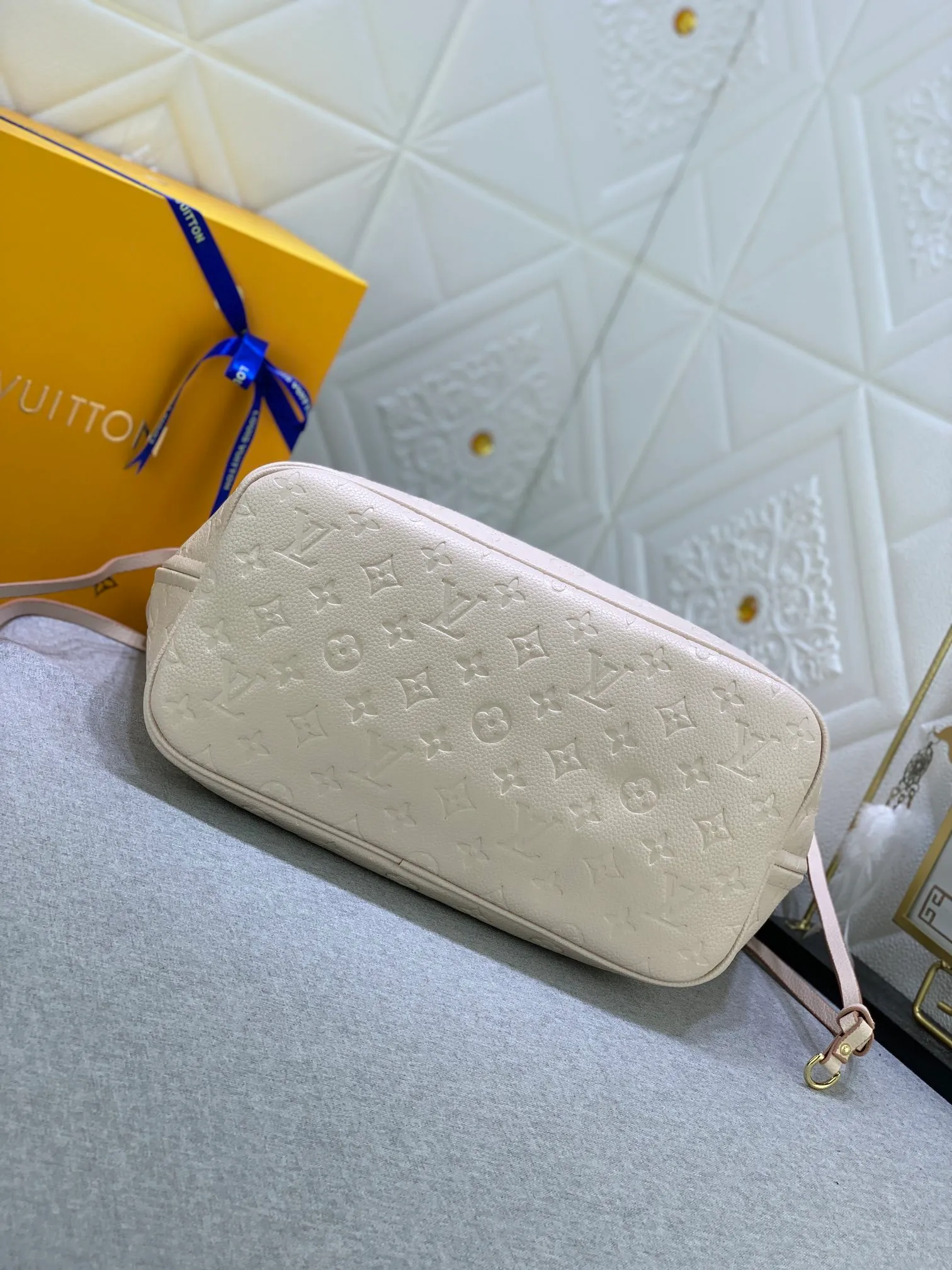 All Categories Official Website "Brand Women's Bags" Women's Bags 💙 LV upgraded original version, the Neverfull medium handbag is made of Monogram Empreinte embossed leather, using three-step inkjet printing technology to present the iridescence. The ample capacity makes it a great companion for commuting, and it can be carried on the shoulder or on the elbow. A removable printed clutch adds extra storage space. Detailed features 3