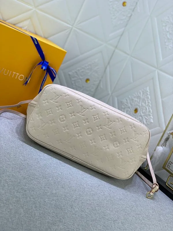 All Categories Official Website "Brand Women's Bags" Women's Bags 💙 LV upgraded original version, the Neverfull medium handbag is made of Monogram Empreinte embossed leather, using three-step inkjet printing technology to present the iridescence. The ample capacity makes it a great companion for commuting, and it can be carried on the shoulder or on the elbow. A removable printed clutch adds extra storage space. Detailed features 3