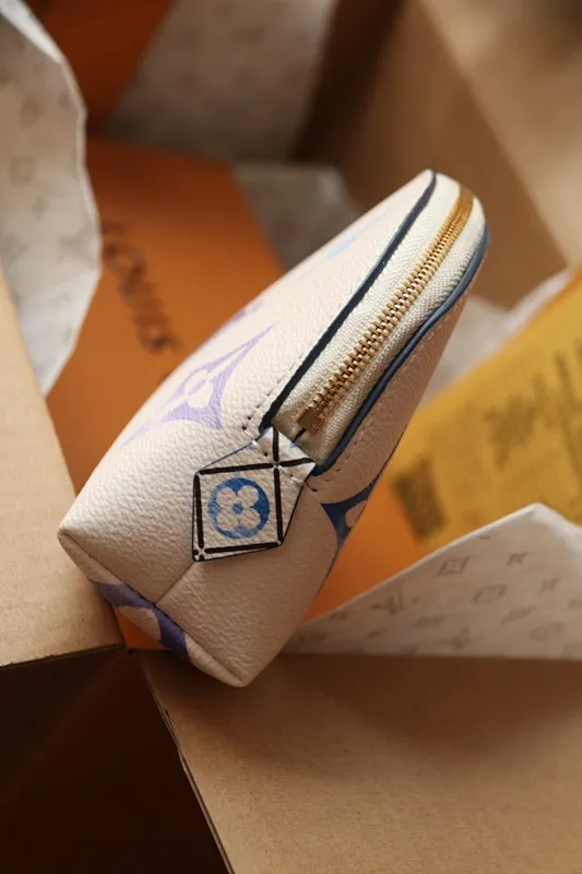 All Categories Official Website "Brand Women's Bags" Women's Bags 💙 LV 2024 New LV Cosmetic Bag
