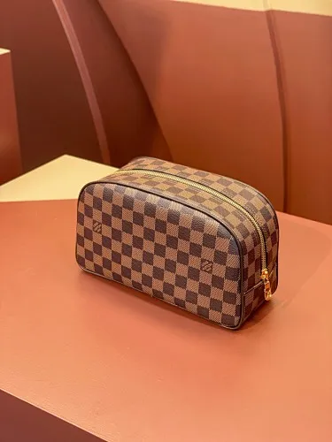 All categories Official website "Brand Women's Bags" Women's Bags 💙 LV 2025 new LV toiletry bag