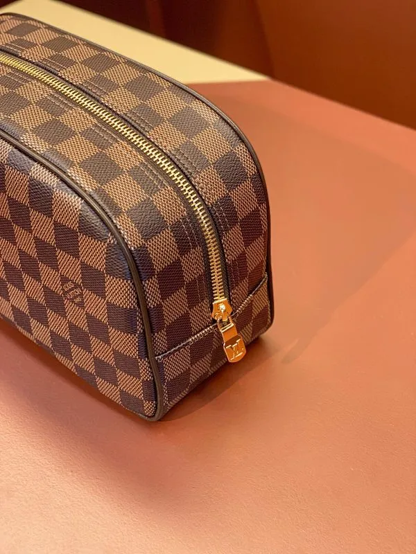 All categories Official website "Brand Women's Bags" Women's Bags 💙 LV 2025 new LV toiletry bag