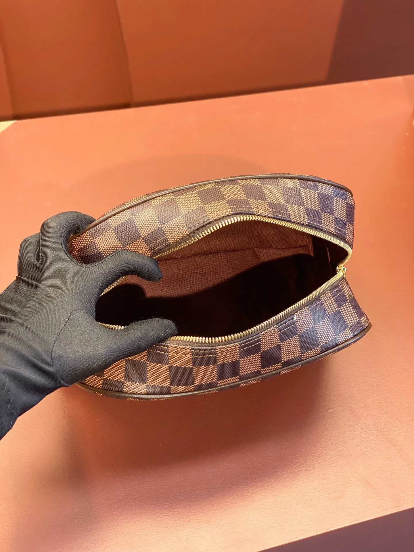 All categories Official website "Brand Women's Bags" Women's Bags 💙 LV 2025 new LV toiletry bag