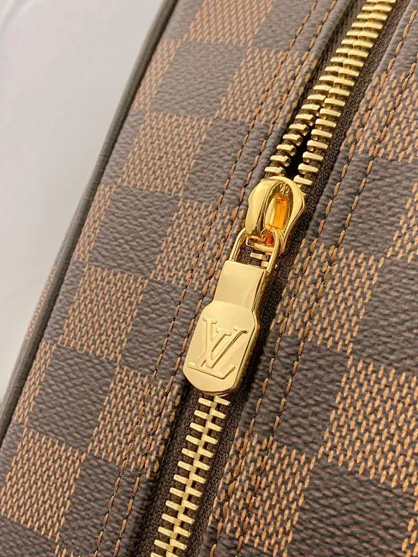 All categories Official website "Brand Women's Bags" Women's Bags 💙 LV 2025 new LV toiletry bag