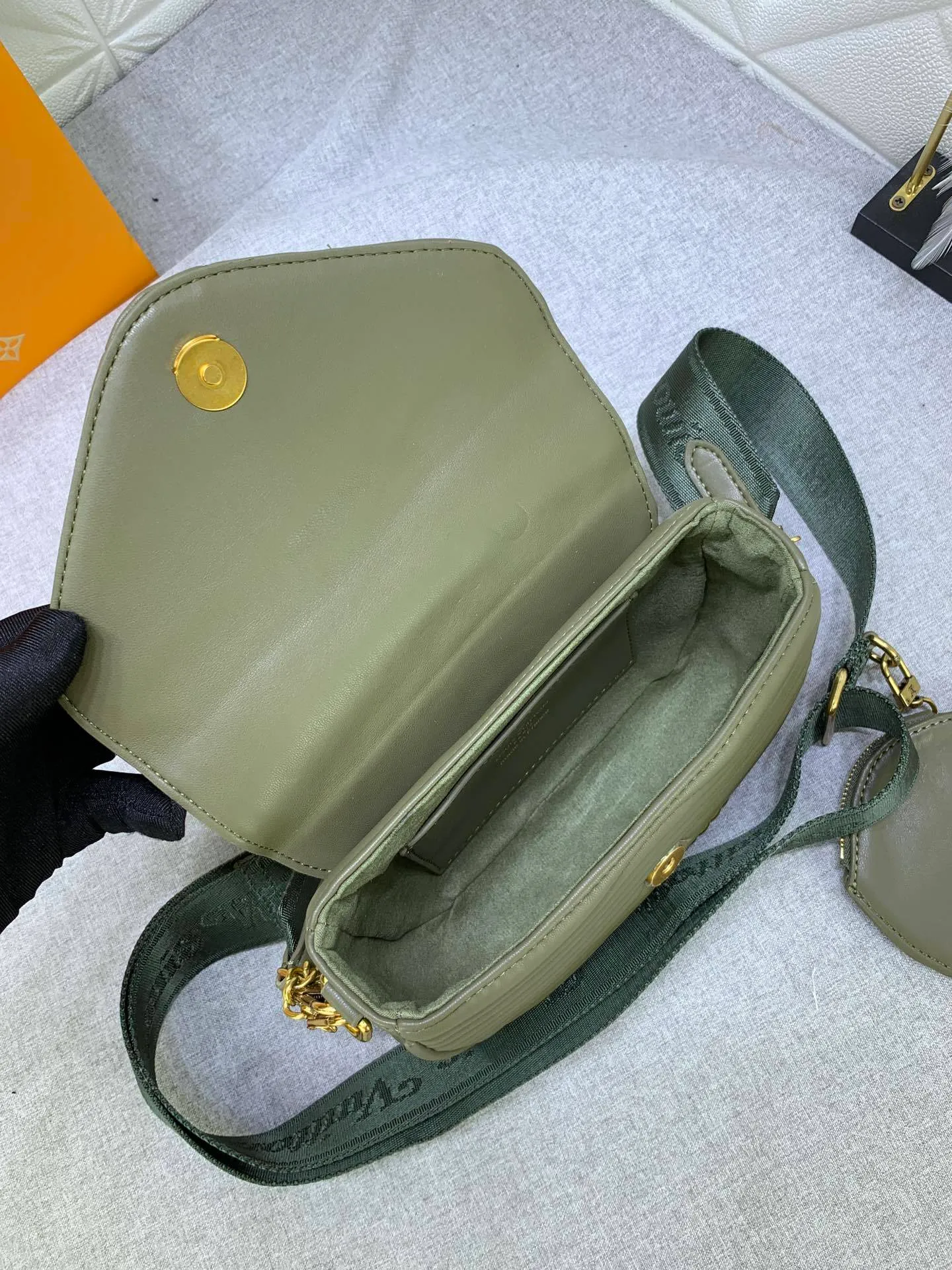 All Categories Official Website "Brand Women's Bags" Women's Bags 💙 LV Upgraded Original Multi Pochette New Wave handbags are made of smooth and soft quilted calf leather, dynamic design, adjustable shoulder straps, distressed gold metal accessories, bronze gold chain inscriptions and striped jacquard shoulder straps, etc. Provide multiple carrying methods, the coin-shaped round bag on the shoulder strap can be