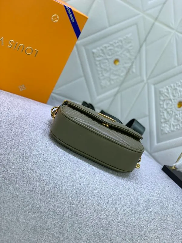 All Categories Official Website "Brand Women's Bags" Women's Bags 💙 LV Upgraded Original Multi Pochette New Wave handbags are made of smooth and soft quilted calf leather, dynamic design, adjustable shoulder straps, distressed gold metal accessories, bronze gold chain inscriptions and striped jacquard shoulder straps, etc. Provide multiple carrying methods, the coin-shaped round bag on the shoulder strap can be
